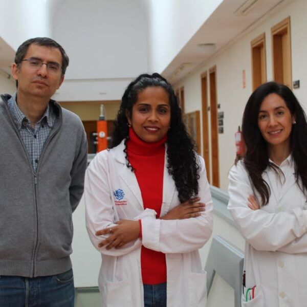 Tres investigadores en un laboratorio discutiendo sobre el alcohol y la genética