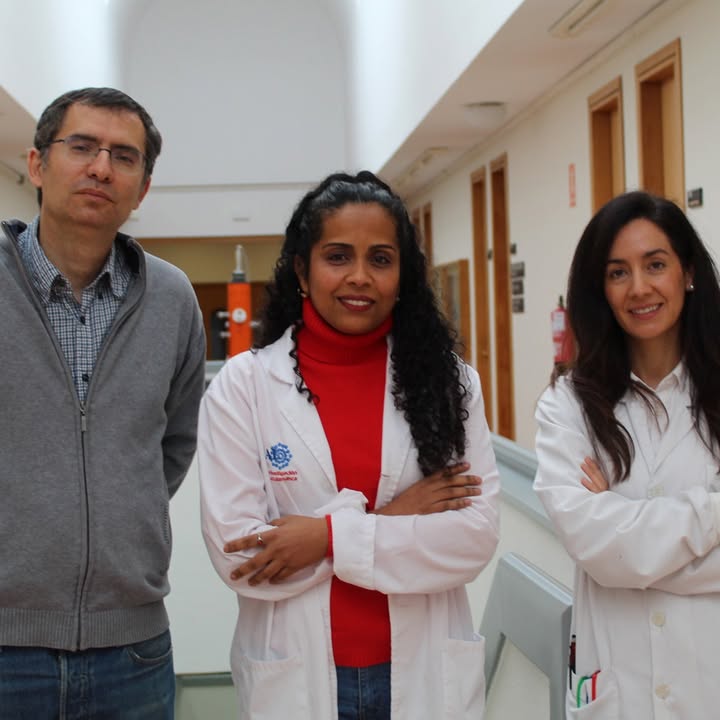 Tres investigadores en un laboratorio discutiendo sobre el alcohol y la genética