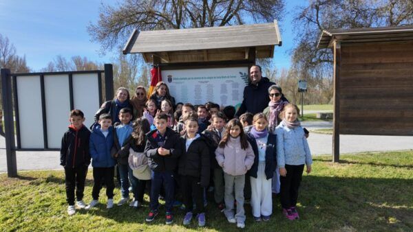 Grupo de niños junto a un panel en la Isla del Soto