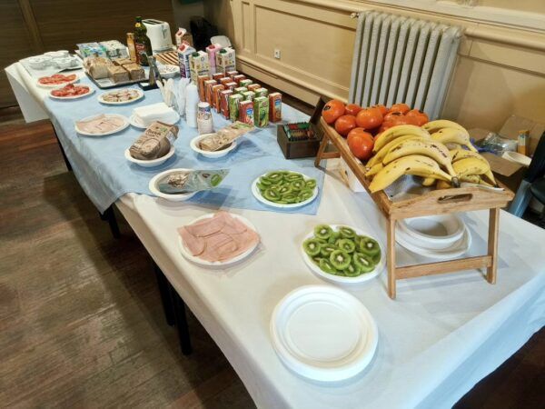 Mesa con alimentos saludables en la IV Jornada de Ejercicio Físico y Salud