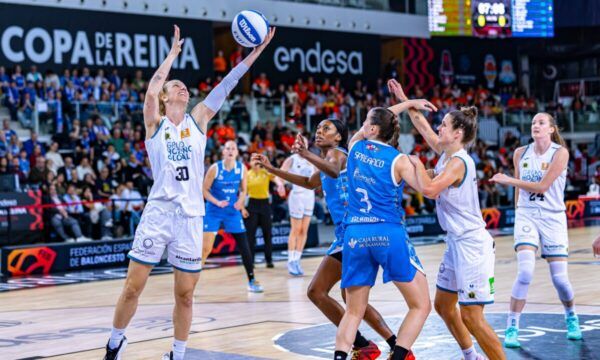 Jugadoras de baloncesto compiten en la Copa de la Reina