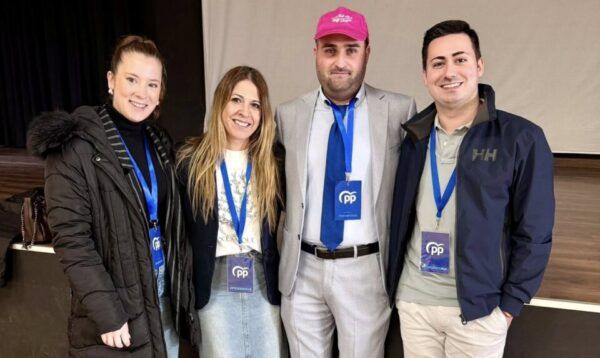 Javier Marcos Santos y otros votando en jornada electoral