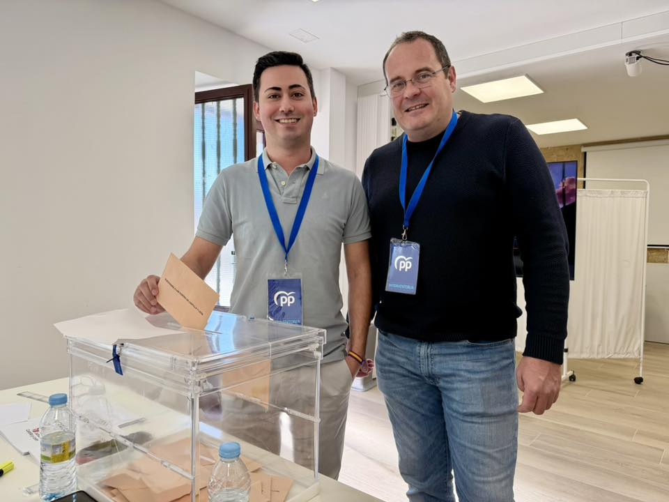 Javier Marcos Santos y Claudio del Río votando en una jornada electoral