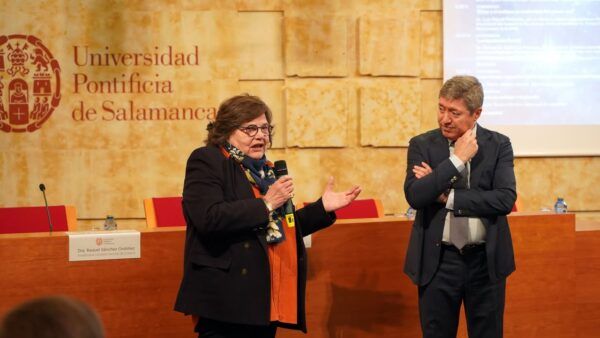 Expertos discutiendo sobre logopedia y oncología en una jornada académica