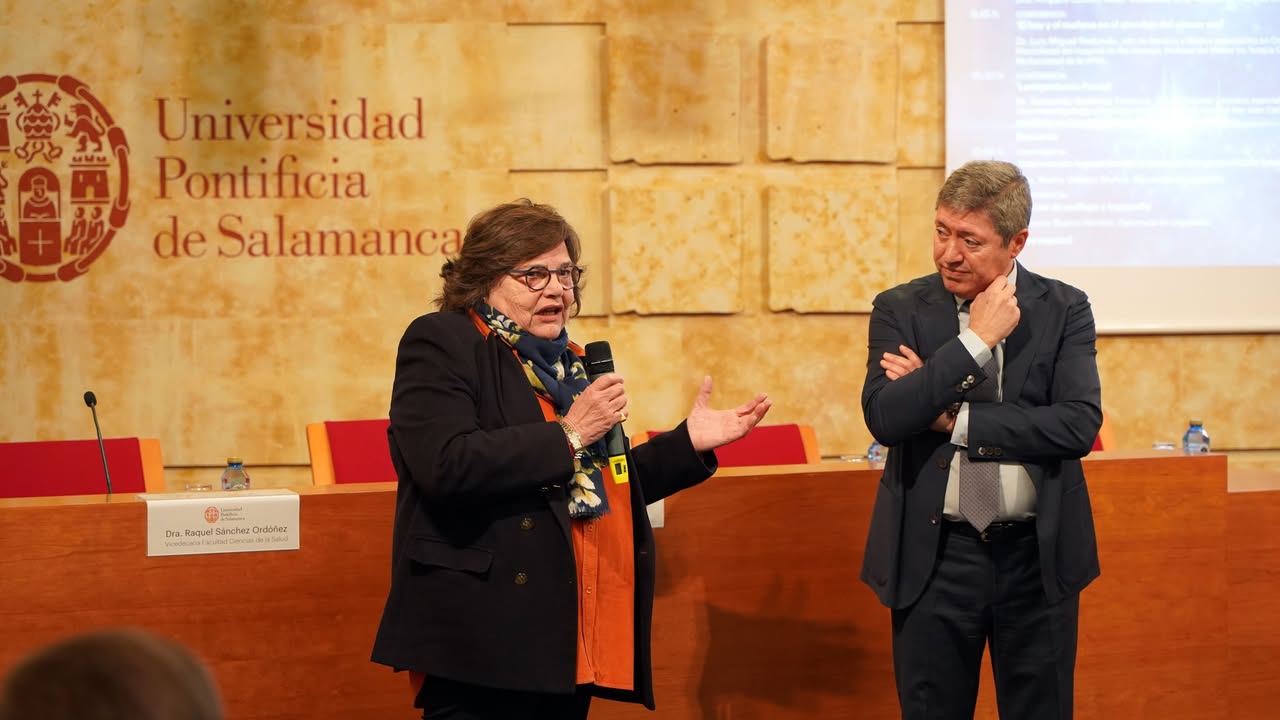 Expertos discutiendo sobre logopedia y oncología en una jornada académica