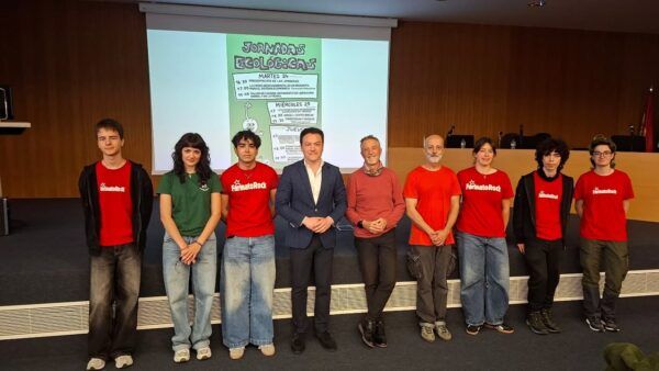 Pedro Martínez y jóvenes en las Jornadas Ecológicas en Salamanca
