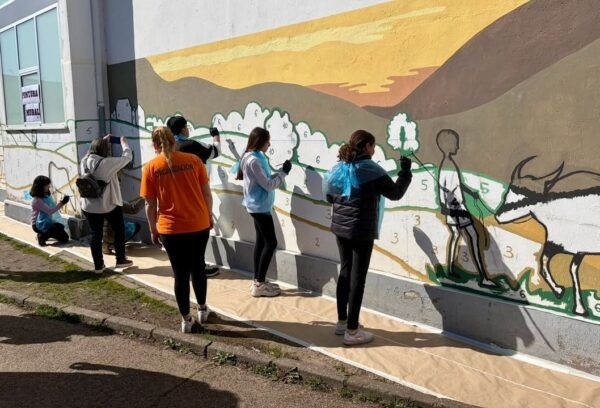 Jóvenes pintando un mural en la Feria Jóvenes Despiertos en Vitigudino