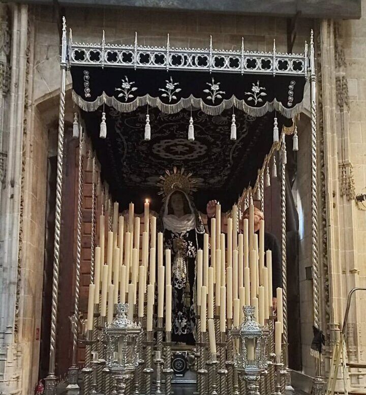 Montaje de la candelería del paso de palio en la Catedral de Salamanca