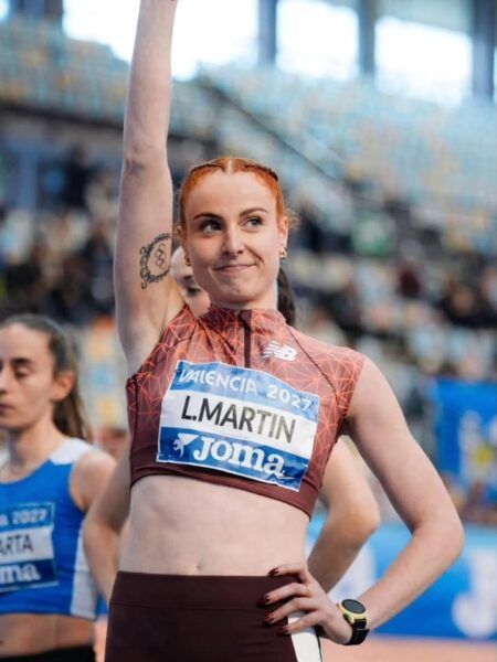 Lorena Martín levantando la mano antes de la carrera en el Campeonato de España
