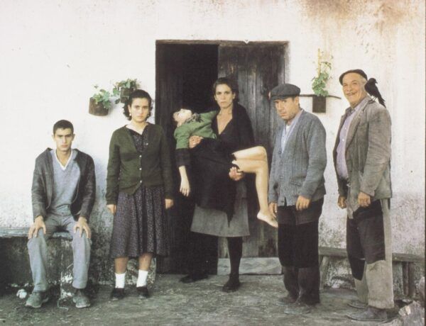 Escena de la película Los Santos Inocentes con personajes en un cortijo