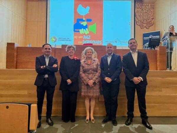 Luis Sánchez y otros participantes en la final del Festival de Clipmetrajes