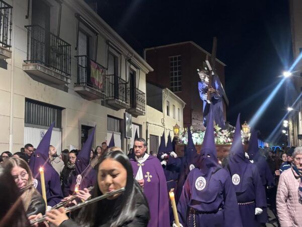 Procesión del Nazareno en Alba de Tormes con participantes y pasos religiosos.