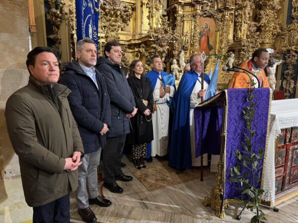 Ceremonia del Lunes Santo en Salamanca con asistentes y altar decorado