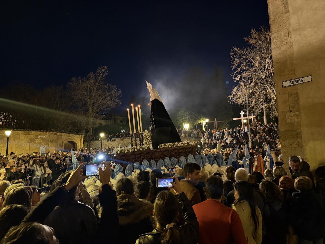 Procesión del Lunes Santo en Salamanca con multitud de personas