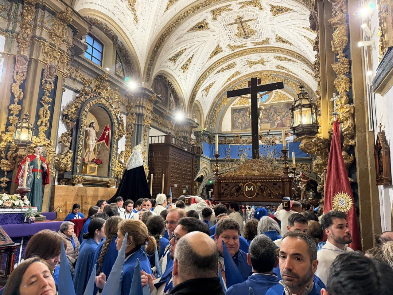 Celebración del Lunes Santo en una iglesia de Salamanca con personas vestidas de azul.