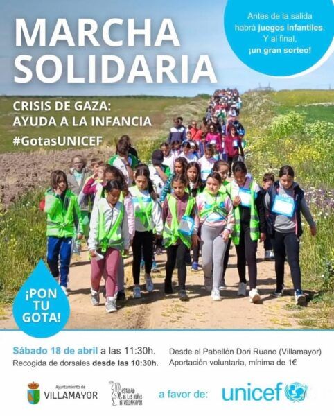 Participantes en la Marcha del Agua en Villamayor apoyando a UNICEF.