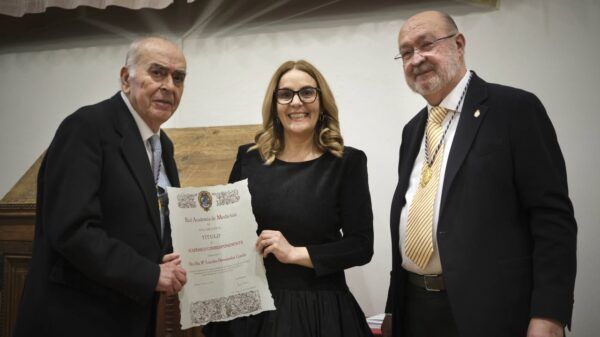 María Lourdes Hernández recibiendo título en la Real Academia de Medicina de Salamanca
