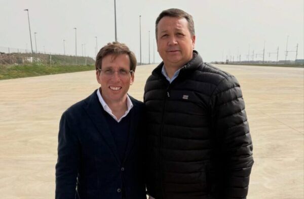 Martínez-Almeida y Mañueco posando juntos en Salamanca
