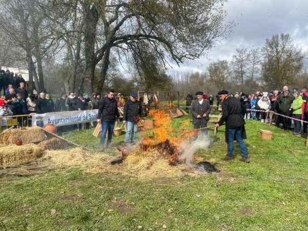 Celebración de la matanza en la Isla del Soto con fuego y asistentes