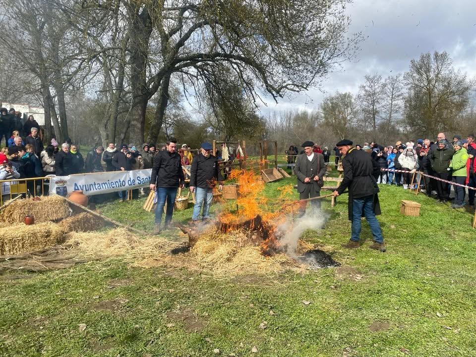 Celebración de la matanza en la Isla del Soto con fuego y asistentes