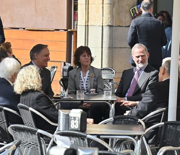 Sergio Matarella y otros dignatarios en un café en Salamanca