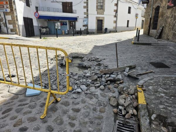 Obras de mantenimiento en la calle de Candelario con herramientas y barricadas
