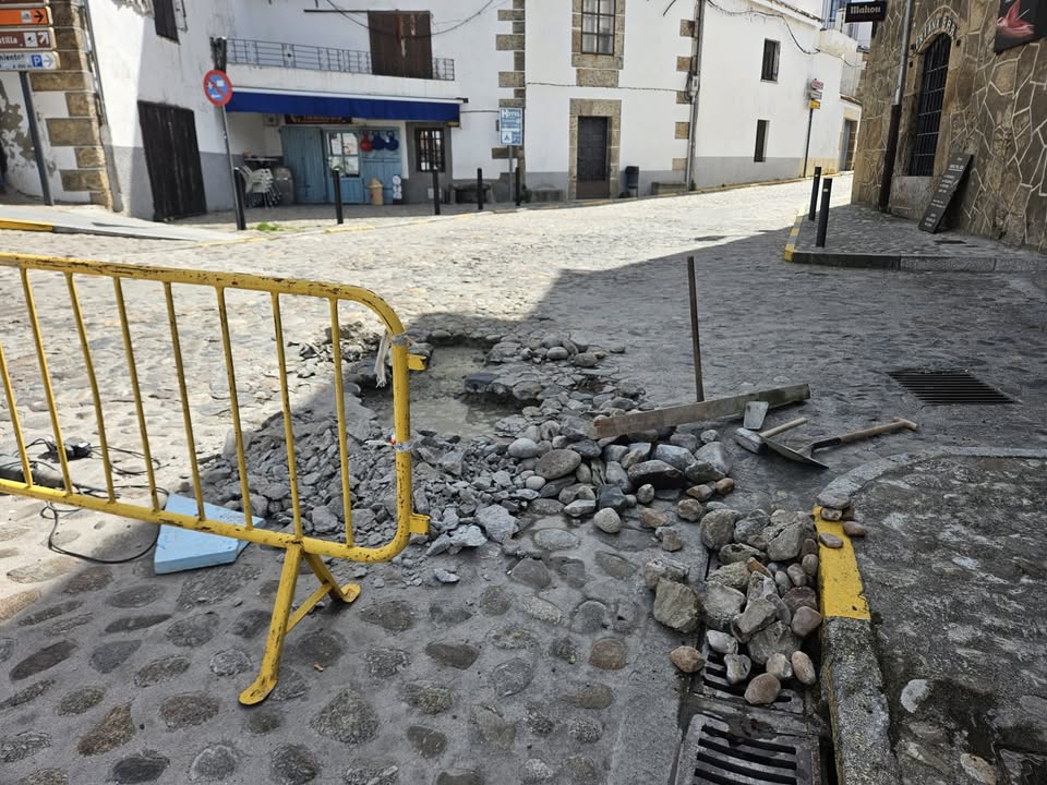 Obras de mantenimiento en la calle de Candelario con herramientas y barricadas