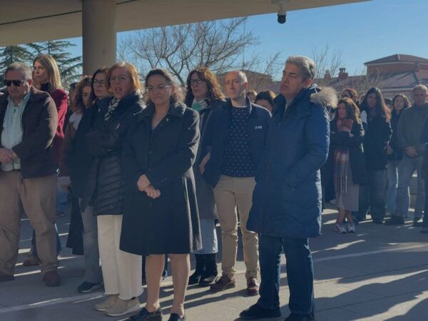 Minuto de silencio por violencia machista en Salamanca con varias personas presentes.