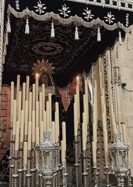 Montaje de la candelería del paso de palio en la Catedral de Salamanca
