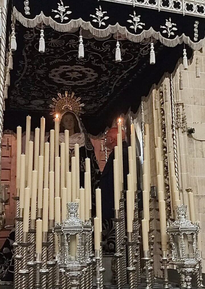 Montaje de la candelería del paso de palio en la Catedral de Salamanca