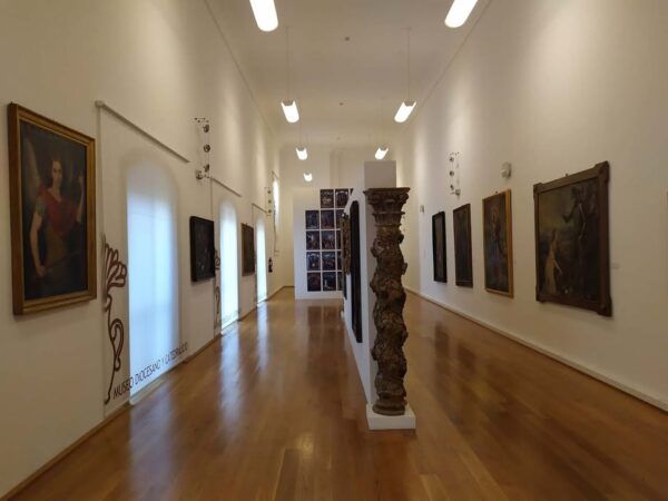 Interior del museo Catedralicio de Ciudad Rodrigo con obras de arte