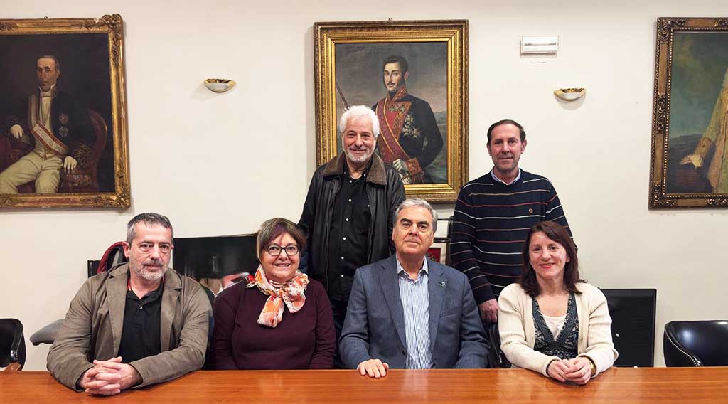 Miembros de la nueva junta directiva del Centro de Estudios Bejaranos en reunión