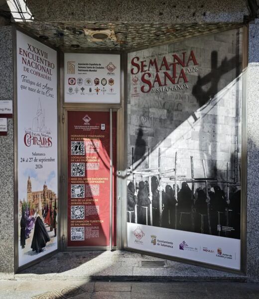 Punto informativo de Semana Santa en Salamanca con códigos QR y carteles informativos.