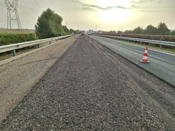 Obras de rehabilitación del firme en la autovía A-66 con señalización de seguridad