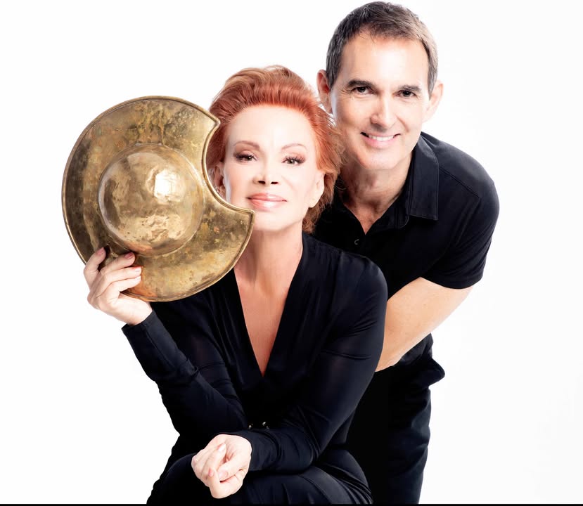 Paloma San Basilio y un compañero posando para la promoción de Dulcinea