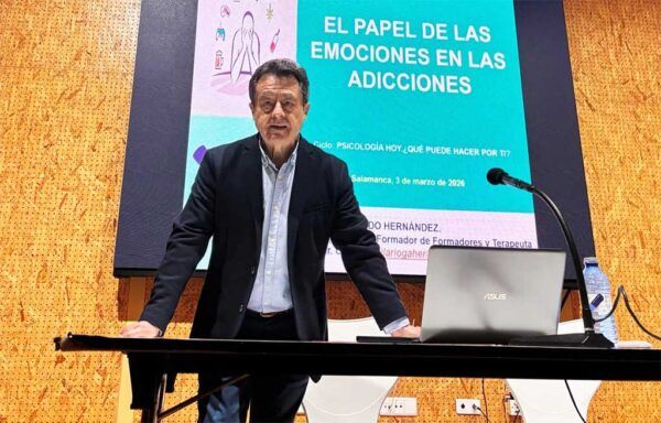 Hilario Garrudo presentando sobre emociones y adicciones en Salamanca