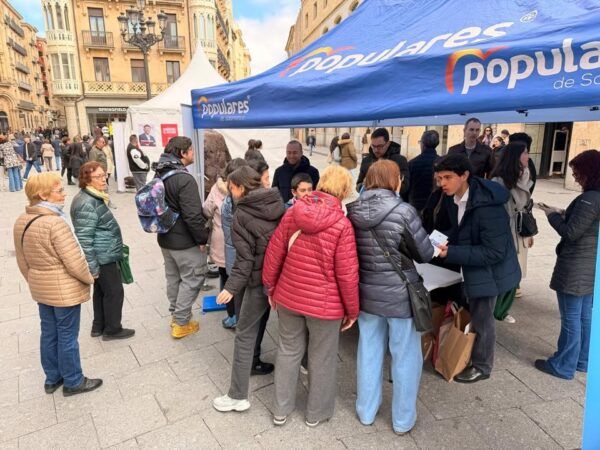 Ciudadanos interactuando con el Partido Popular en la plaza del Liceo