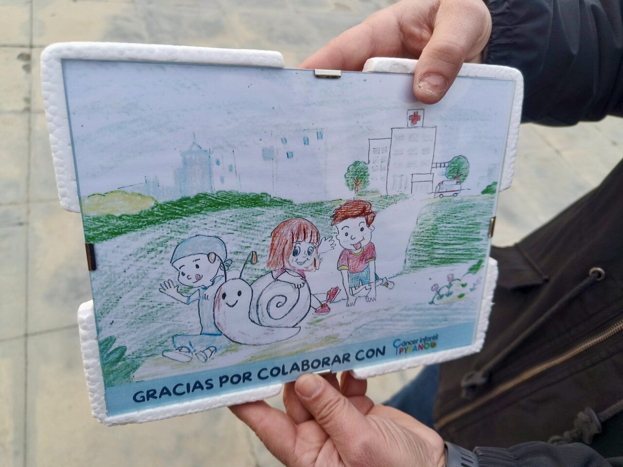 Dibujo de niños colaborando en evento solidario en Peñaranda de Bracamonte