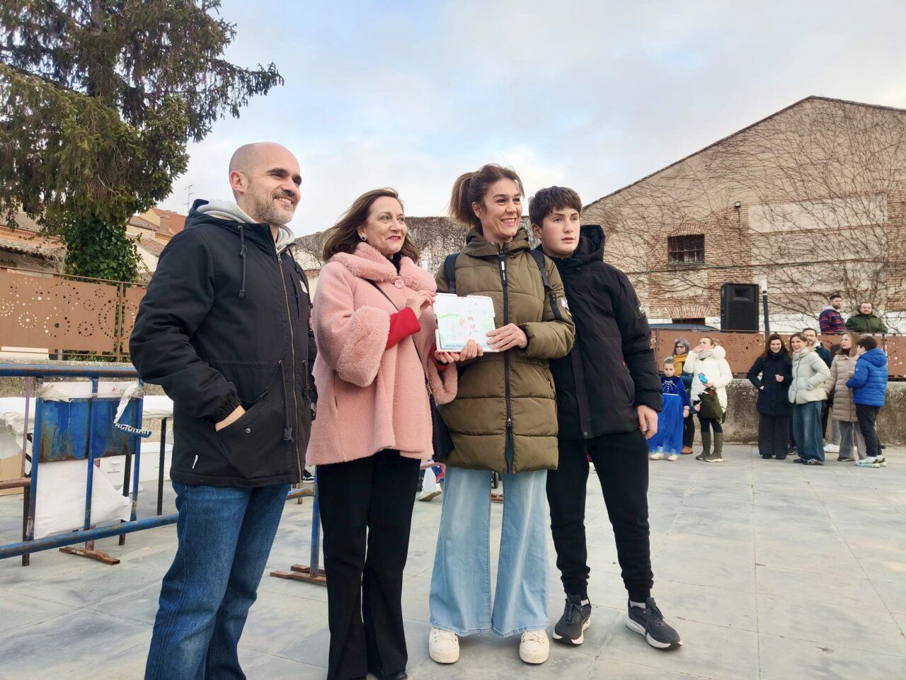 Grupo de personas en Peñaranda de Bracamonte durante evento solidario