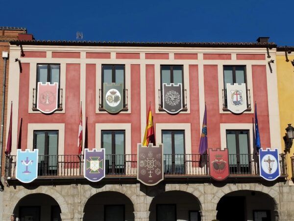 Fachada del Ayuntamiento de Peñaranda de Bracamonte decorada para Semana Santa