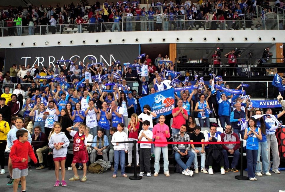 Aficionados de Perfumerías Avenida animando en la Copa de la Reina