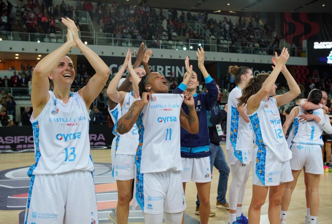 Jugadoras de Perfumerías Avenida celebrando su victoria en la Copa de la Reina
