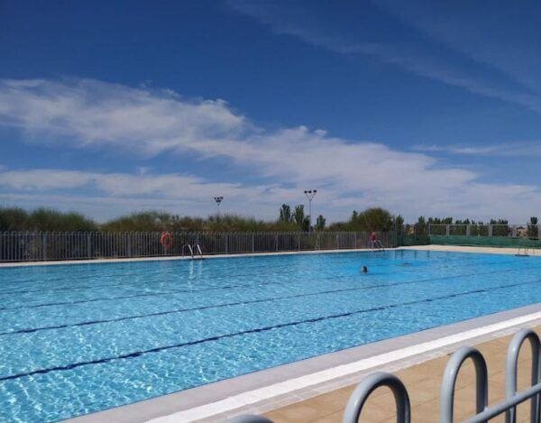 Vista de las piscinas municipales de Villamayor en un día soleado