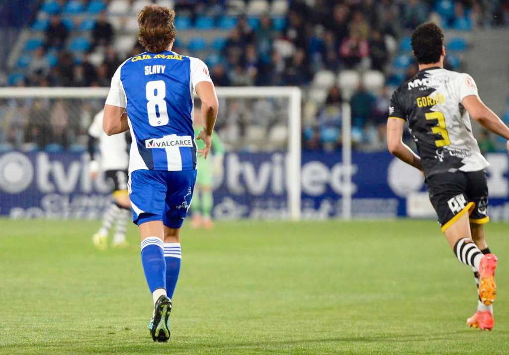 Jugadores de Ponferradina y Unionistas en un partido de fútbol