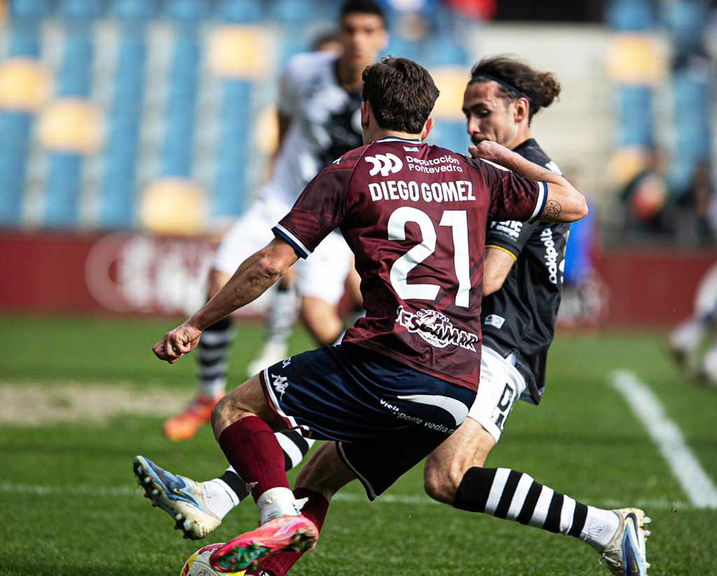 Jugadores de Unionistas CF en un partido de fútbol en Pasarón