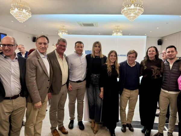 Representantes del PP en un acto de campaña en Peñaranda de Bracamonte