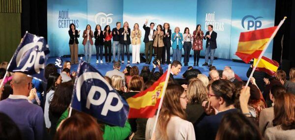 Miembros del PP celebrando su victoria en las elecciones de Castilla y León
