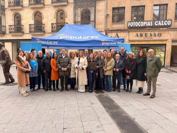 Grupo de personas del PP en Salamanca en un evento político