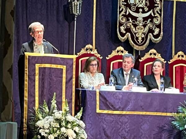 Carmen Calzada pronunciando el pregón de Semana Santa en Peñaranda