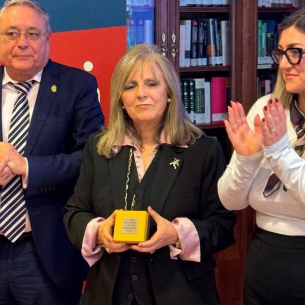 Mª Inmaculada Sánchez Barrios recibiendo un premio en un evento académico